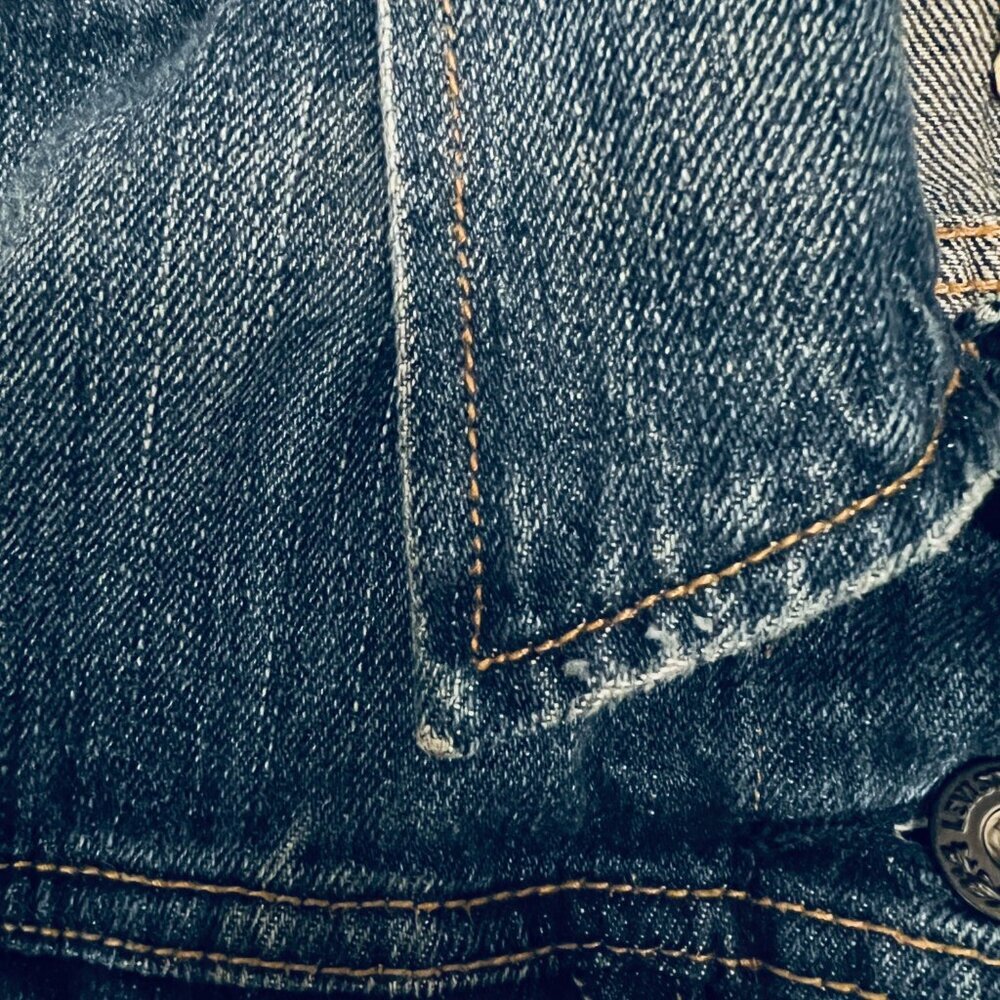 ⭐️HOST PICK - Levi's XS Trucker Jean Denim Jacket - Medium Blue - LIKE NEW - Picture 6 of 10